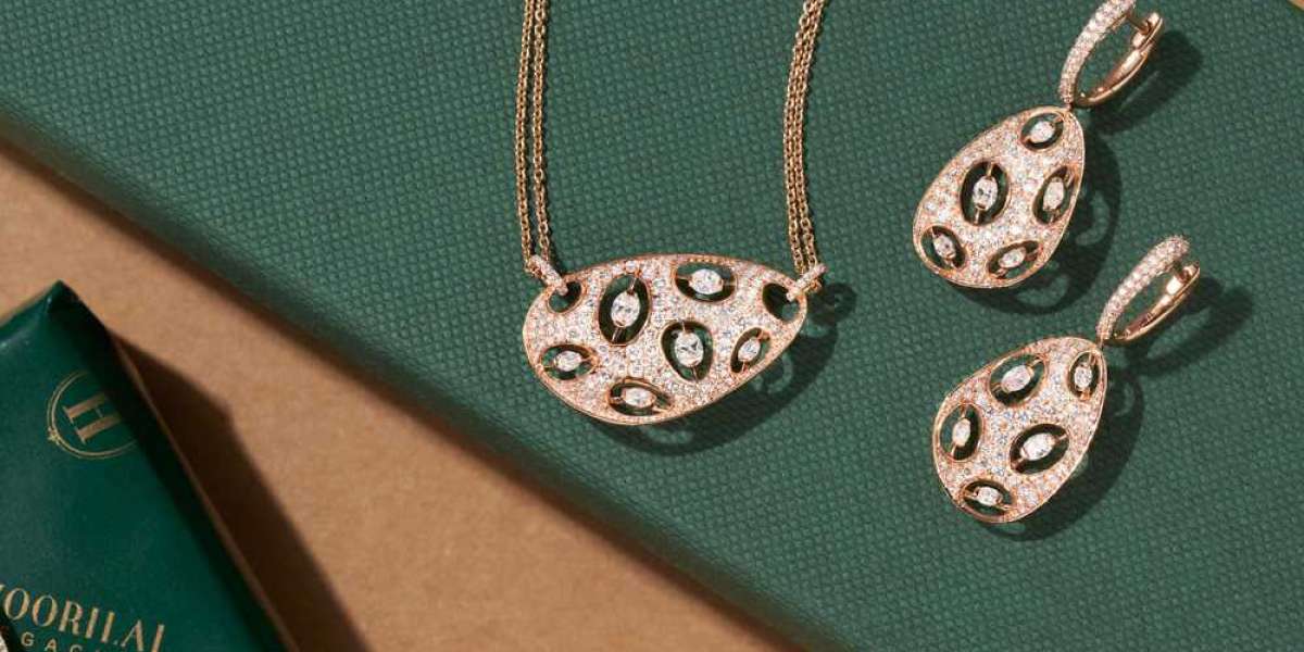 The  ideal diamond necklace for brides who want one-of-a-kind jewellery